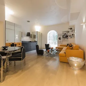 Апартаменты Bnbutler - Broletto 39 - A Few Steps To The Duomo And La Scala, Милан